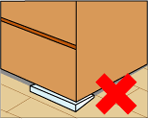 地震の揺れの際に、重量を一部で支えることになるため、家具の重心が不安定になり効果が減少します。